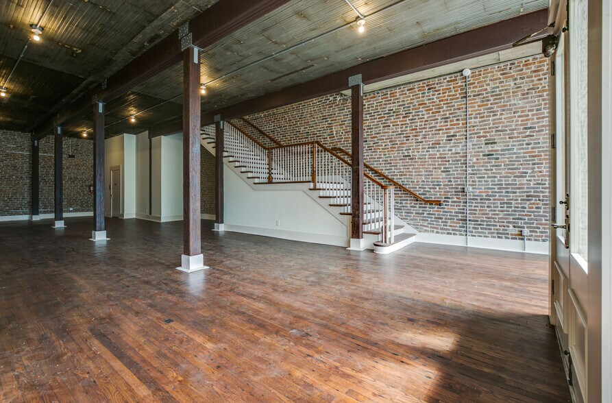 More Photos Of 803 S Main St, Columbia Storefront Retail Office For Lease