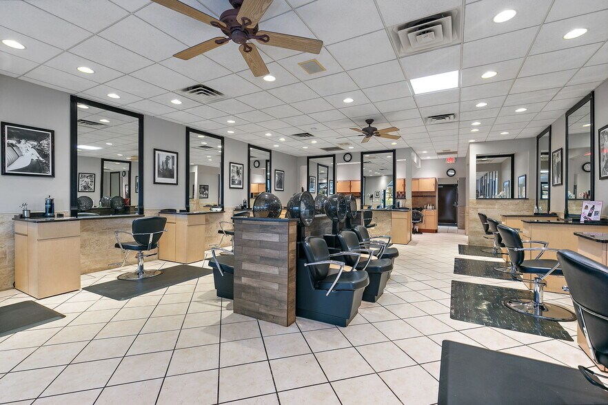 More Photos Of 160-175 N Edison Ave, Elgin Freestanding For Sale