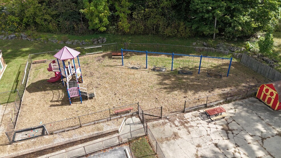 More Photos Of 525 W 17th St, Bloomington Office For Sale