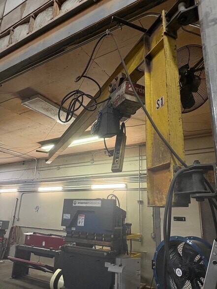 More Photos Of 4106-4112 S Commerce Dr, Murray Light Manufacturing For Lease