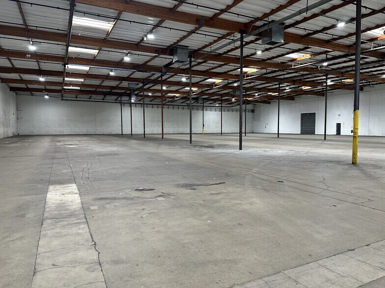 More Photos Of 26455 Ruether Ave, Santa Clarita Showroom For Lease