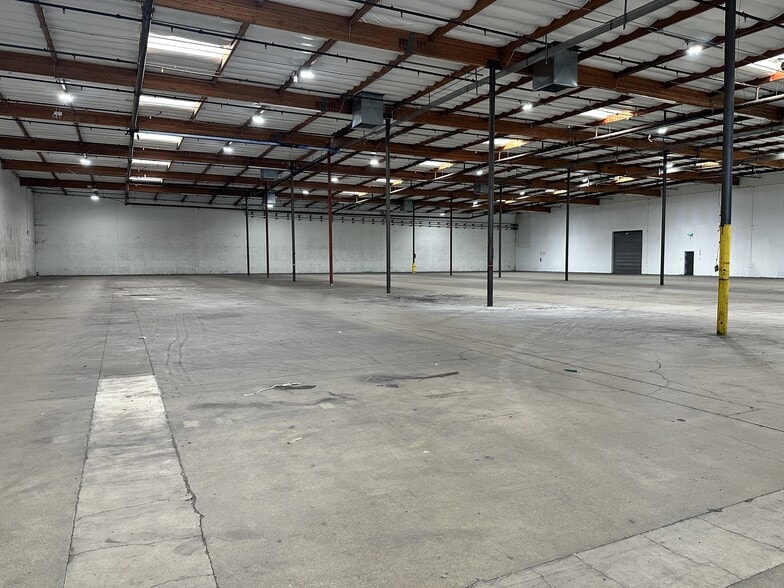 More Photos Of 26455 Ruether Ave, Valencia Showroom For Lease