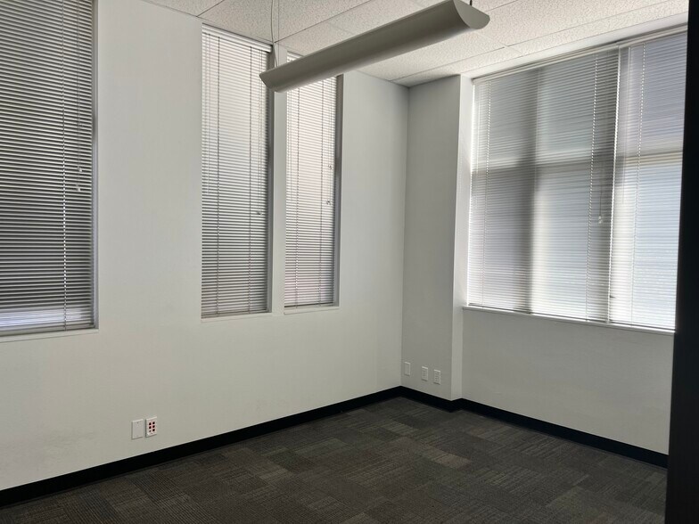 More Photos Of 8121 Bee Caves Rd, Austin Office For Lease