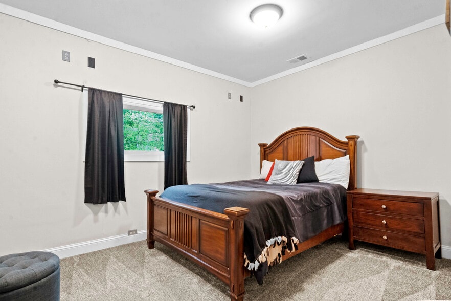 More Photos Of 11155 Hubbard Rd, Kansas City Flex For Sale
