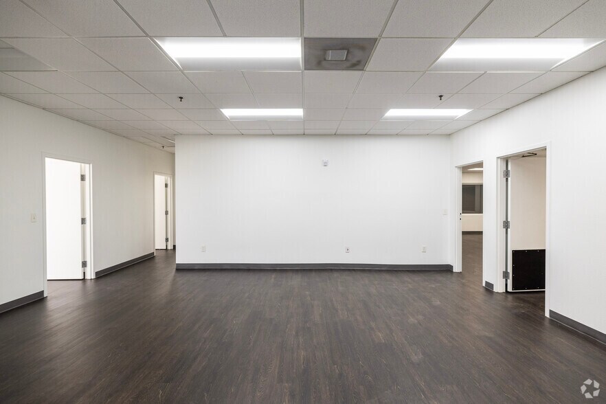 More Photos Of 6708 Harney Rd, Tampa Distribution For Lease