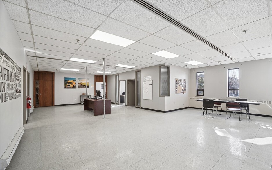 More Photos Of 1600 Av 50e, Montréal Warehouse For Lease