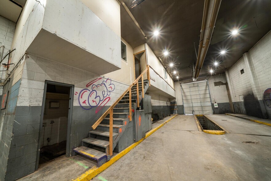 More Photos Of 225 N Highway 91, Summit Service For Lease