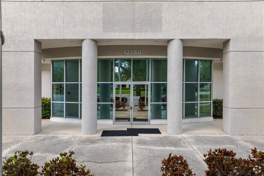 More Photos Of 12780-12782 Westlinks Dr, Fort Myers Warehouse For Lease