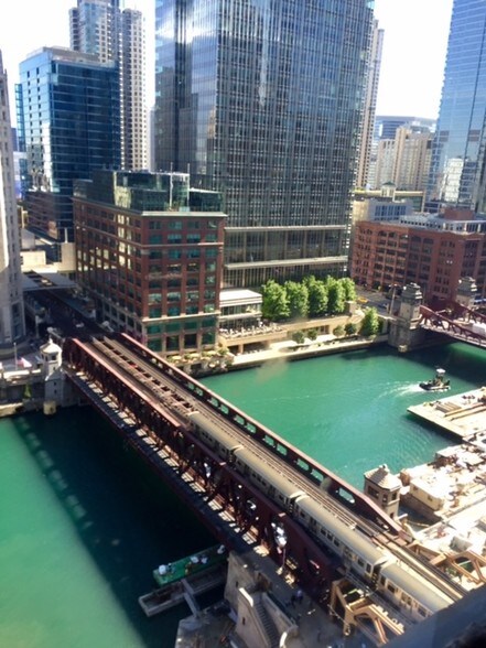 More Photos Of 211 W Wacker Dr, Chicago Office For Lease