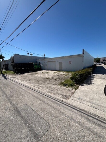More Photos Of 910 N Dixie Hwy, Lake Worth Freestanding For Lease