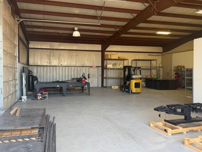 More Photos Of 1505-1509 Commerce St, Yukon Warehouse For Lease