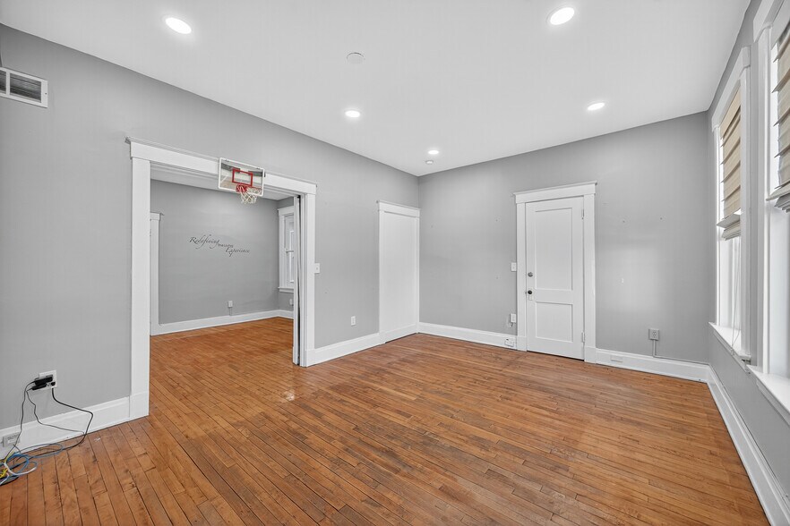 More Photos Of 3055 Madison Rd, Cincinnati Storefront Retail Residential For Lease