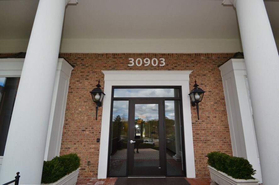 More Photos Of 30903 Northwestern Hwy, Farmington Hills Office For Lease