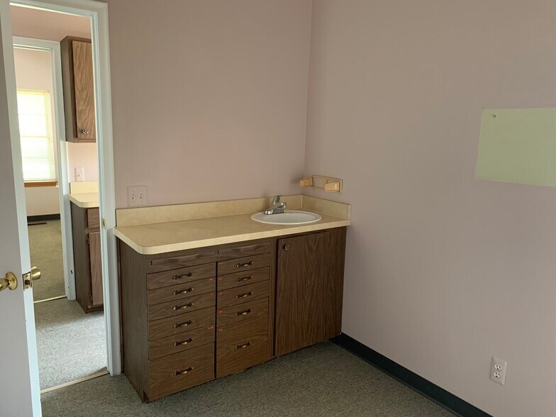 More Photos Of 129 S Washington St, Oxford Medical For Lease