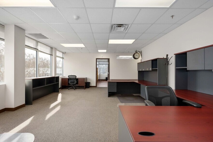 More Photos Of 927 Maple Grove Dr, Fredericksburg Office For Sale