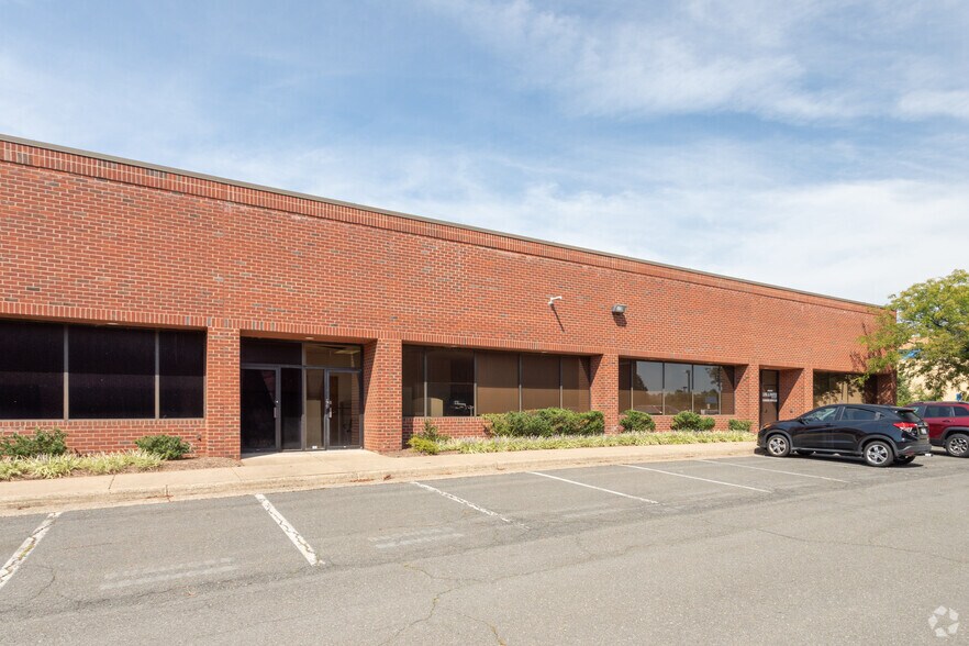 More Photos Of 4444 Brookfield Corporate Dr, Chantilly Flex For Lease