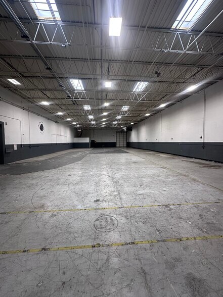 More Photos Of 2468-2470 Industrial Row Dr, Troy Warehouse For Lease