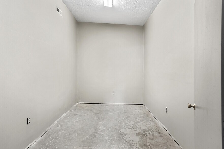 More Photos Of 101 W Laurel Ave, Damascus General Retail For Sale