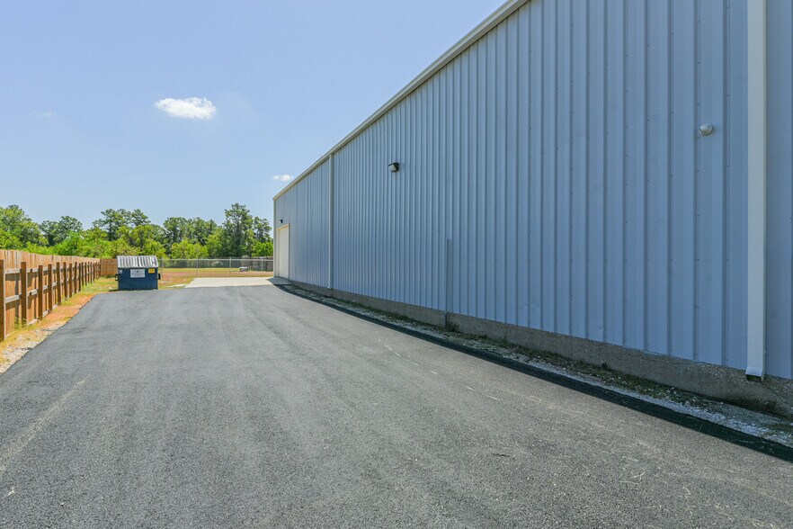 More Photos Of 1207 S Houston, Humble Warehouse For Lease