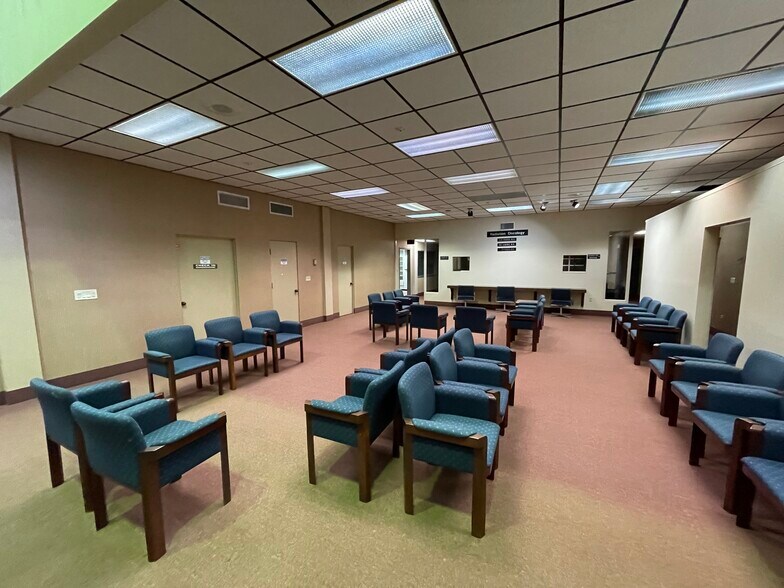 More Photos Of 3663 Bee Ridge Rd, Sarasota Medical For Lease