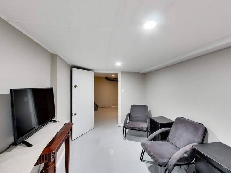 More Photos Of 44 Francis St, Hamilton Flex For Sale