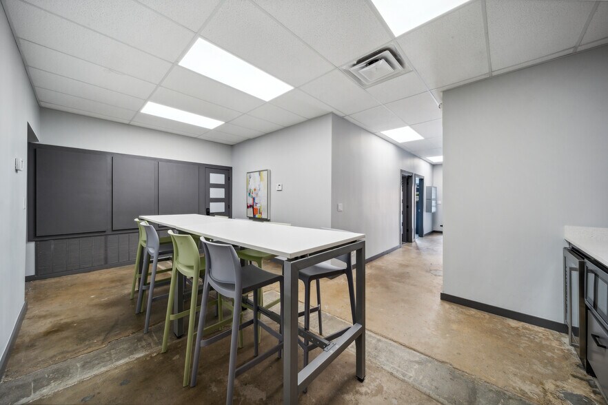 More Photos Of 219 E Rogers Blvd, Skiatook Storefront Retail Office For Sale