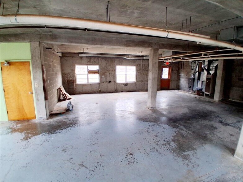 More Photos Of 600 E Mary St, Yates Center Apartments For Sale