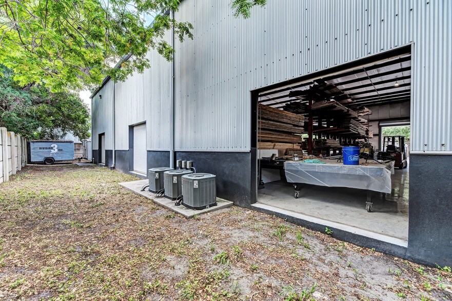 More Photos Of 1926 18th St, Sarasota Warehouse For Sale