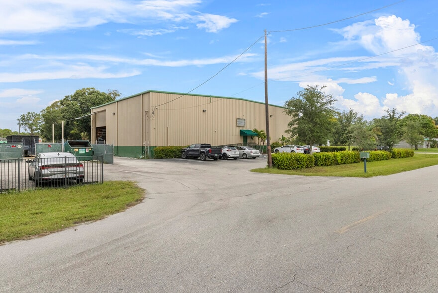 More Photos Of 705 N 39th St, Fort Pierce Warehouse For Sale