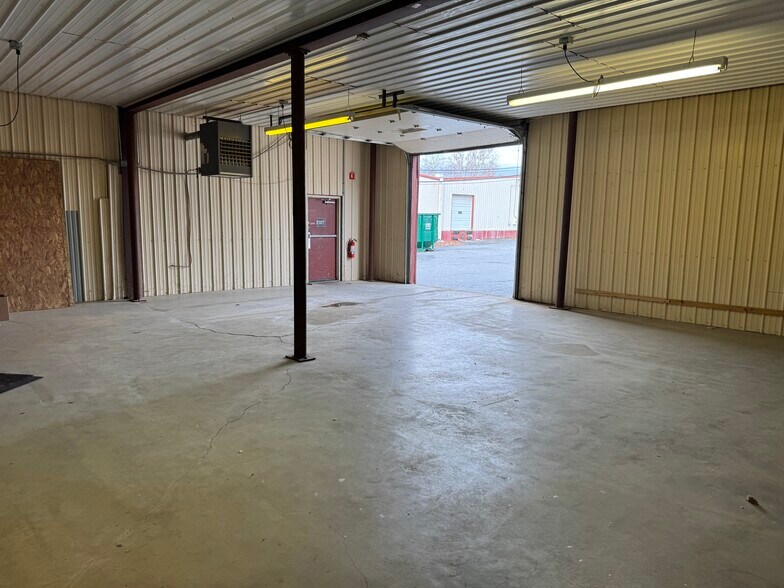 More Photos Of 72 W Main St, Reinholds Light Distribution For Lease