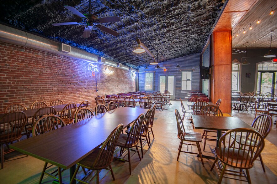 More Photos Of 514-520 N Railroad St, Burton Restaurant For Lease