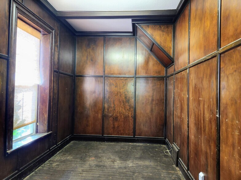 More Photos Of 108 S Market St, Ligonier Township Freestanding For Sale