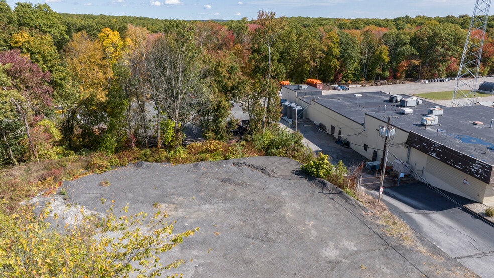 More Photos Of 1320 Eddie Dowling Hwy, Lincoln Showroom For Lease