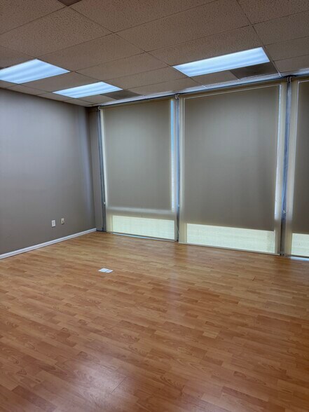 More Photos Of 725 Main St, Chula Vista Showroom For Lease