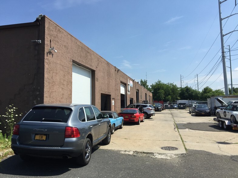 More Photos Of 130-138 Railroad St, Huntington Station Warehouse For Lease