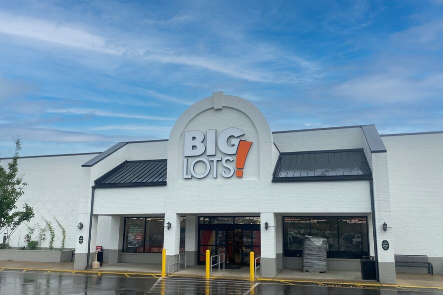 More Photos Of 209 S Royal Oaks Blvd, Franklin Unknown For Lease