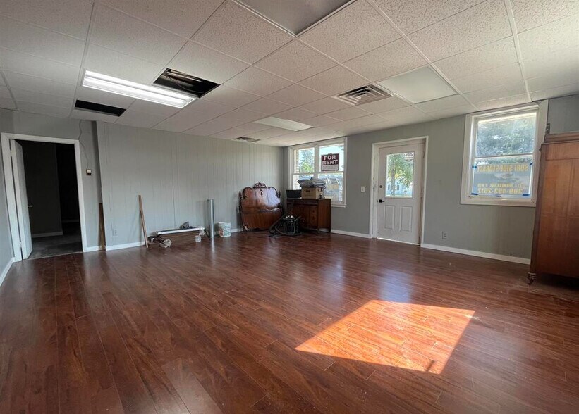 More Photos Of 421 E Moneta Ave, Peoria Heights Self Storage For Lease