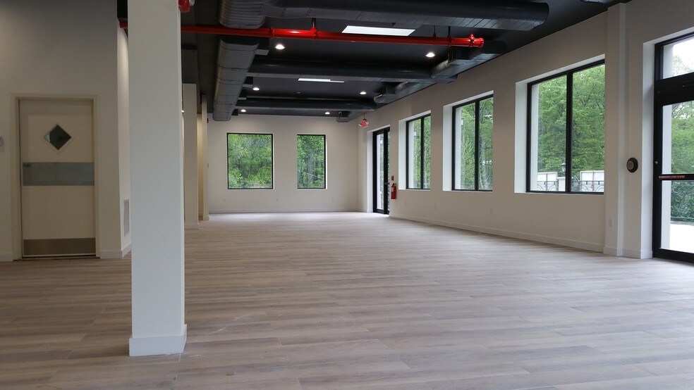 More Photos Of 89 Main St, Fort Lee Restaurant For Sale