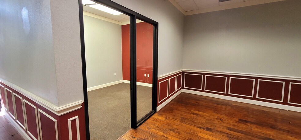 More Photos Of 901 E Highway 90A, Richmond Storefront Retail Office For Lease