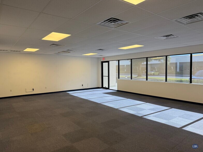 More Photos Of 1333-1335 Gateway Dr, Melbourne Flex For Lease
