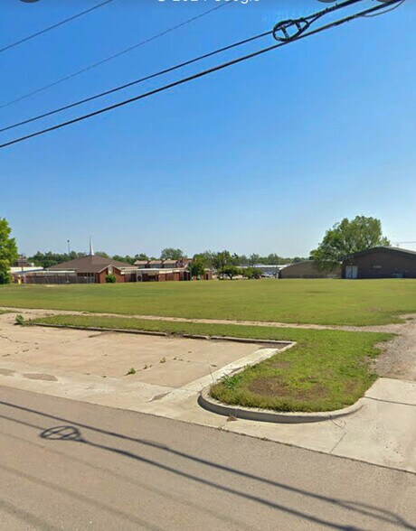 More Photos Of 423 N 7th St, Perry Freestanding For Sale