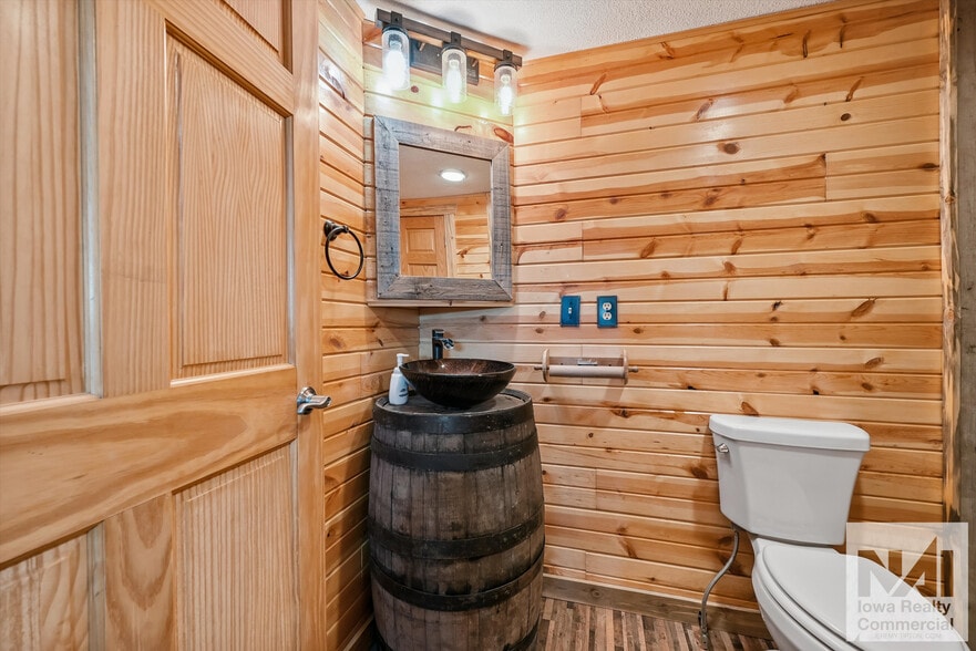More Photos Of 520 Franklin St, Center Point Industrial For Sale