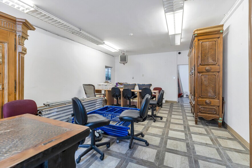 More Photos Of 4928 Imperial St, Burnaby Storefront Retail Residential For Lease