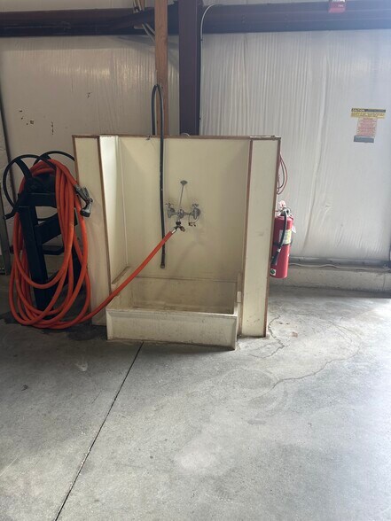 More Photos Of 61 Airport Dr, Rochester Service For Lease