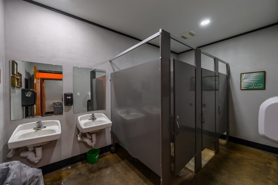 More Photos Of 1721 S Armstrong Ave, Denison Restaurant For Sale