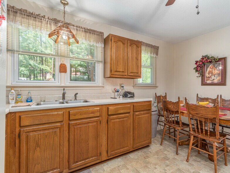 More Photos Of 96 Tower Ln, Waynesville Office For Sale