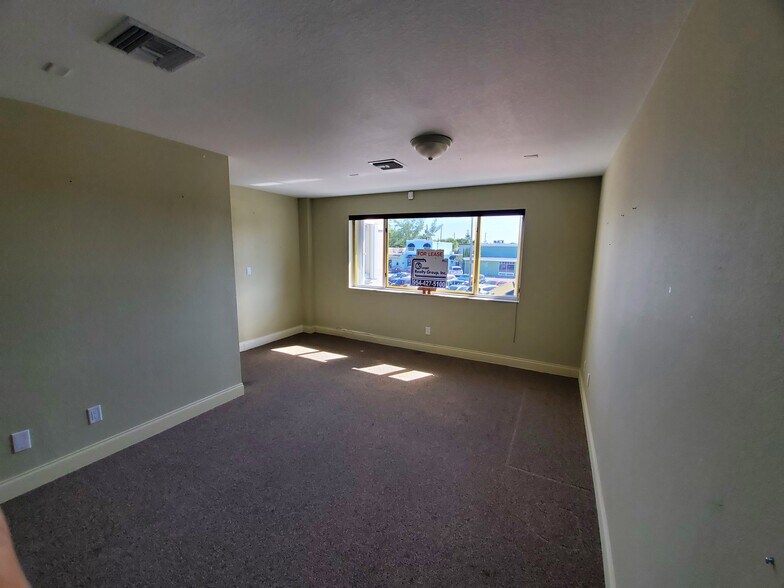 More Photos Of 833-839 SE 8th Ave, Deerfield Beach Storefront Retail Office For Lease