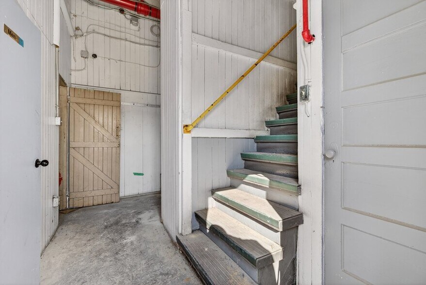 More Photos Of 144-150 Chatham St, Hamilton Manufacturing For Lease
