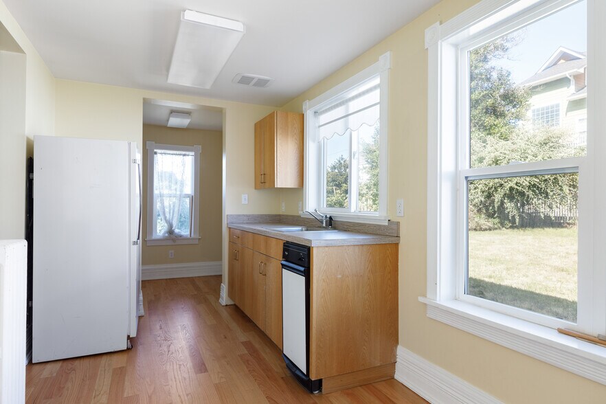 More Photos Of 1199 SE Dock St, Oak Harbor General Retail For Lease