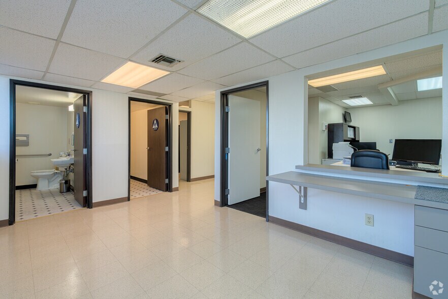 More Photos Of 7501 Hospital Dr, Sacramento Medical For Lease